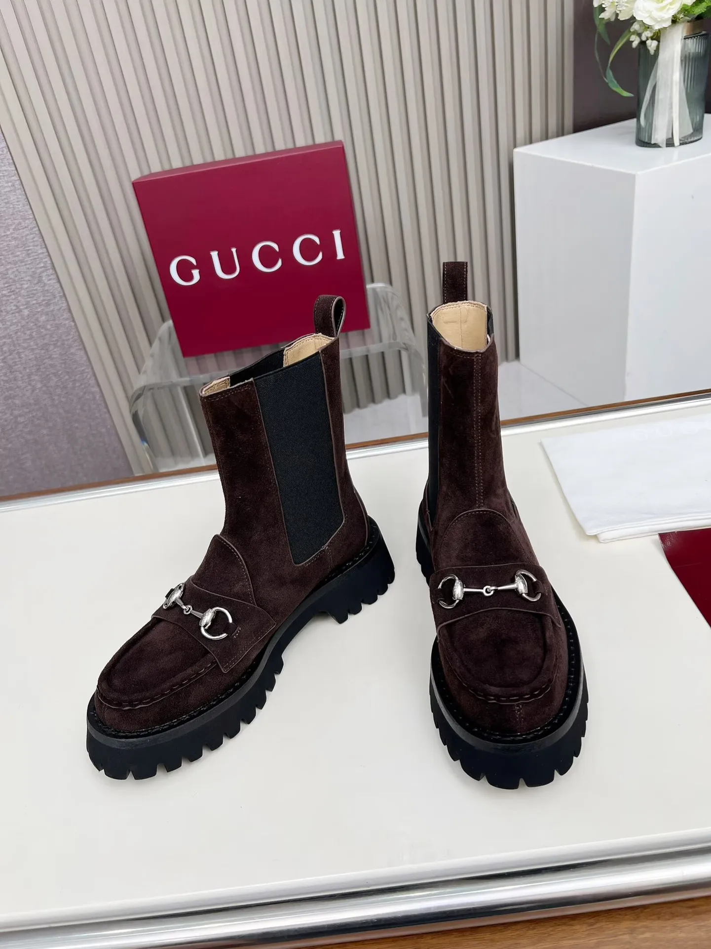 👟👟Ex-factory price 640👟👟 New version of Gucci GUCCI hot sale✅Ankle boots 🎉Very easy to match👍Elastic design on both sides [strong] Easy to put on and take off, especially retro British style, Gucci buckle decoration on the front💎LOGO✅ Fabric: imported cowhide 🐂High mercerized velvet, lining/foot: cow lining Color: black caramel color Brown 3 colors optional Number of yards: 35-42 {2 heads need to be customized} Heel height: 5cm Packing: Comes with card and cloth bag.